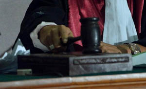 Puluhan Dokter Padati Sidang Perdana Korupsi Alkes